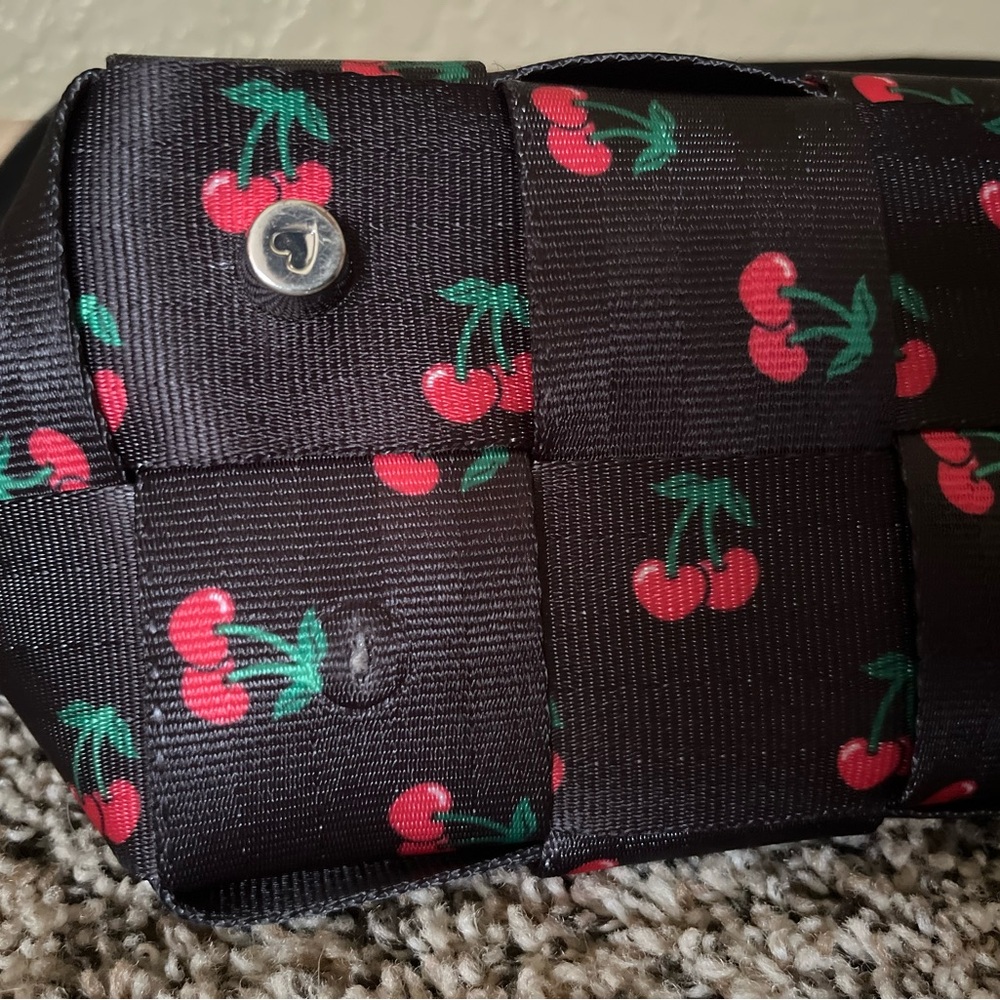 Harveys Cherry Messenger - Picture 4 of 7